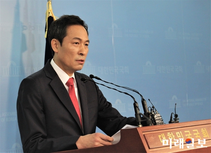 우상호 더불어민주당 서울시장 예비후보가 11일 국회 정론관에서 안철수 바른미래당 예비후보의 카이스트 시절 외유성 출장문제를 제기하고 있다./사진=김정현 기자