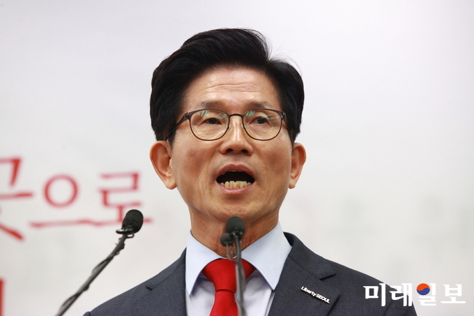 김문수 자유한국당 서울시장 예비후보가 11일 오후 여의도 장유한국당 당사에서 출마 기자회견을 하고 있다./사진=장건섭 기자