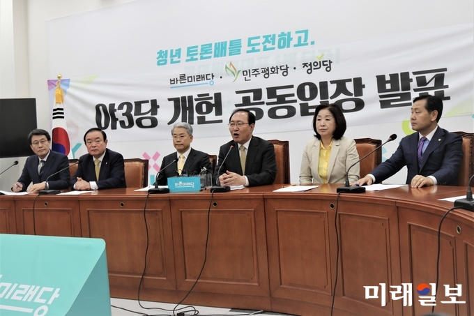 바른미래당, 민주평화당, 정의당 원내대표와 헌법개정 및 정치개혁 특별위원회 간사들이 12일 서울 여의도 국회에서 개헌과 선거제도 개혁의 성사를 위한 공동입장문을 발표하고 있다. 왼쪽부터 김광수 민주평화당 헌정특위 간사, 장병완 원내대표, 김동철 바른미래당 원내대표, 노회찬 정의당 원내대표, 심상정 정의당 헌정특위 간사, 김관영 바른미래당 헌정특위 간사. /사진=김정현 기자
