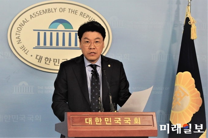 장제원 자유한국당 수석대변인이 13일 오후 국회 정론관에서 브리핑을 통해 문제인 대통령과 홍준표 대표가 단독회담을 진행하고 있다고 말하고 있다./사진=김정현 기자