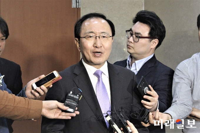 노회찬 정의당 원내대표가 13일 국회 정론관에서 긴급기자회견을 가진 후 기자들과 질의응답을 하고 있다./사진=김정현 기자