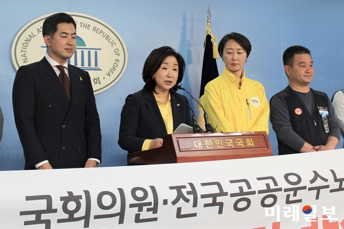 심상정 정의당 의원, 박창진 대한항공 전 사무장, 권수정 전 아시아나항공 승무원, 전국공공운수노조 관계자들이 17일 오후 국회 정론관에서 열린 '대한항공 오너 일가 갑질 논란 관련 기자회견'을 하고 있다. /사진= 김정현 기자