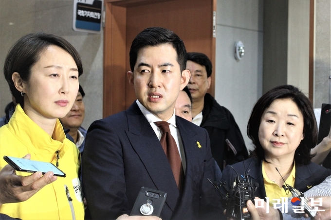 권수정 전 아시아나항공 승무원(왼쪽부터), 박창진 대한항공 전 사무장, 심상정 의원이 17일 오후 국회 정론관에서 열린 '대한항공 오너 일가 갑질 논란 관련 기자회견'을 마치고 기자들의 질문에 답하고 있다./사진=김정현 기자