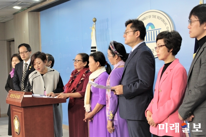 베트남전 퐁니퐁넛 사건 학살 생존자 응우옌티탄 씨가 19일 서울 여의도 국회 정론관에서 열린 '베트남전 한국군 민간인학살 진상규명 촉구를 위한 생존자 기자회견'에서 한국군의 끔찍한 학살 당시 상황을 증언하고 있다./사진=김정현 기자