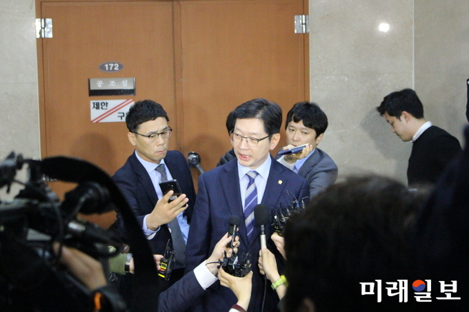 '두르킹 사건' 연루 의혹을 받고 있는 김경수 더불어민주당 의원이 19일 오후 국회 정론관에서 경남지사 출마 공식 선언을 한 뒤 정론관 앞에서 질의응답을 하고 있다. /사진=김정현 기자