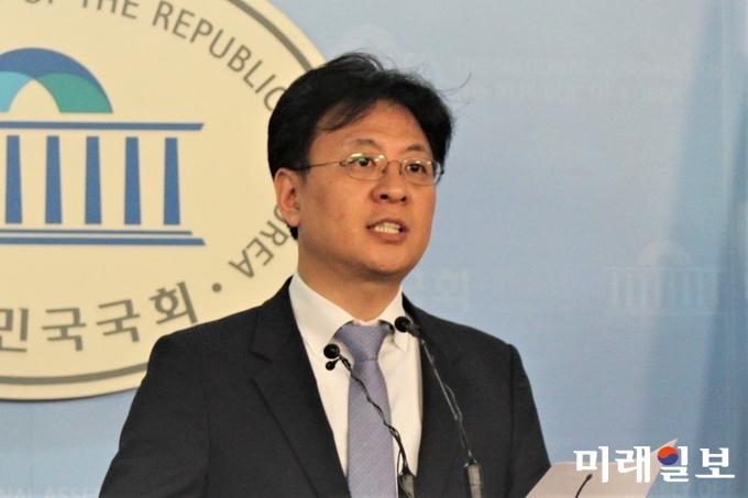 장진영 바른미래당 전 최고위원이 20일 오후 국회 정론관에서 기자회견을 열고 "경선을 치르지 않고 안철수 위원장을 서울시장 후보로 결정한 배경을 밝혀야 한다"고 말하고 있다. /사진=김정현 기자