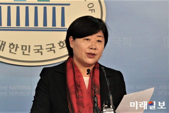 서영교 더불어민주당 원내대표 및 국회의장단선거관리위원회 부위원장이 20일 국회 정론관에서 원내대표와 국회의장 후보 선출 일정을 발표하고 있다./사진=김정현 기자