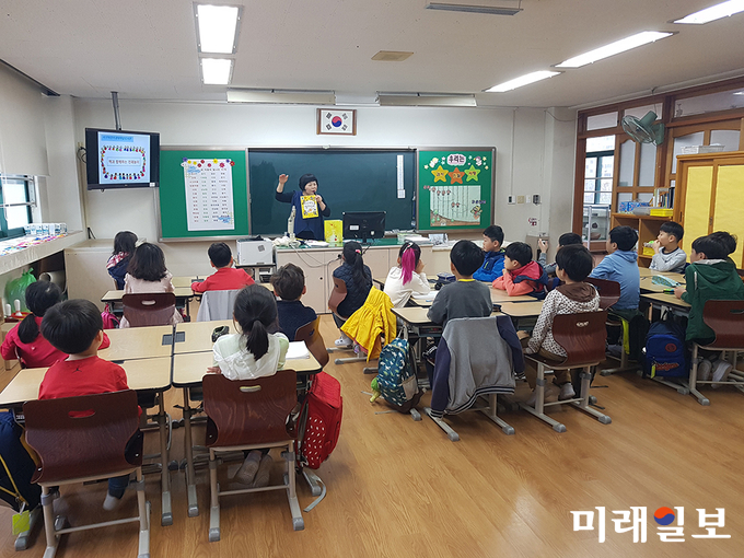 광주 서구가 ‘우리 아이 그림동화책 만들기’ 프로그램을 운영한다. 서구는 아이들이 어릴적부터 자연스럽게 책과 친해질 수 있는 다채로운 프로그램을 운영하고 있다. 사진은 어린이생태학습도서관에서 운영중인 다양한 책놀이 프로그램 모습 / 사진=서구청 제공