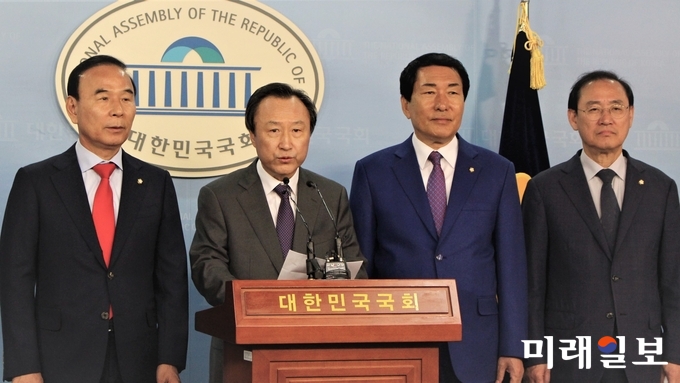 홍일표 국회인권포럼 대표의원이 23일 오전 서울 여의도 국회 정론관에서 성명서를 발표하고 있다. 왼쪽부터 자유한국당 박덕흠, 홍일표, 안상수, 정유섭 의원. /사진=김정현 기자