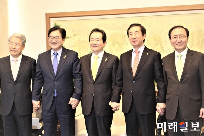 정세균 국회의장이 지난 2일 국회에서 여야 4개 교섭단체 원내대표들과의 정례회동을 갖고 있다./사진=김정현 기자