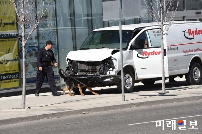 외교부는 24일 우리 시각으로 오늘 새벽 2시 반쯤 캐나다 토론토에서 발생한 차량 돌진 사망사건과 관련해 우리 국민 2명이 사망한 것으로 확인됐다고 밝혔다./사진=캐나다 현지 언론 화면 캡쳐