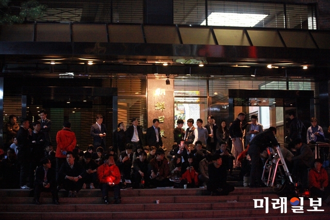 25일 저녁 서울 중구 태평로 TV조선 본사 앞에서 TV조선 기자들의 반발로 경찰이 압수수색을 포기하고 철수 뒤에도 TV조선 기자들이 밤 10시 30분께까지 교대로 본사 앞 입구를 지키고 있다./사진=장건섭 기자