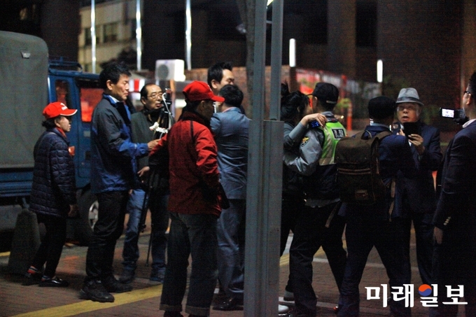 25일 저녁 서울 중구 태평로 TV조선 본사 앞에서 "뉴스를 보다가 언론탄압을 일삼는 빨갱이 정권으로부터 TV조선을 지키기 위해 나왔다"라며 "빨갱이들은 북으로 가라"고 외치는 보수단체 회원들과 이를 취재하던 '서울의 소리' 취재진들이 심한 실랑이를 벌이고 있다./사진=장건섭 기자