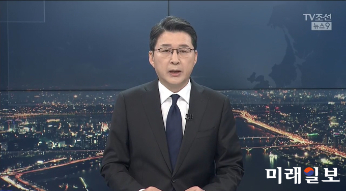 25일 오후에 방송한 TV조선의 '뉴스9' 신동욱 앵커가 뉴스 클로징 멘트를 통해 자사 기자의 절도 사건과 관련해 압수수색에 나선 경찰에 대해 "비판 언론에 재갈을 물리려는 불순한 의도가 있다"고 비판하고 있다./사진=TV조선 '뉴스9' 화면 캡쳐