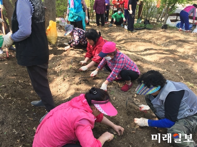 광주 두암종합사회복지관 부설 두암골커뮤니티센터에서 지난 23일 지역주민 및 마을리더들이 모여 도시텃밭에 봄 작물을 심고 있다. / 사진=두암종합사회복지관 제공