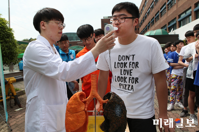 광주 동구가 지난 26일 조대부고에서 학생 및 교직원 800여명을 대상으로 학교 흡연예방 및 금연.절주 홍보관을 운영했다. / 사진=동구청 제공