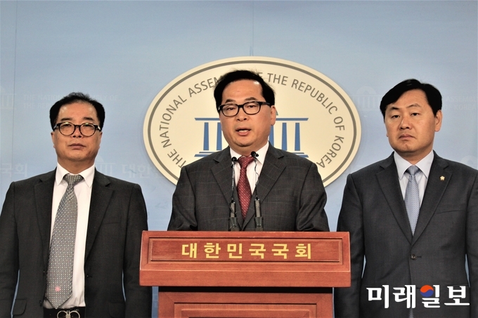 김명수 바른미래당 김명수 인천남동(갑) 지역위원장(가운데)이 30일 오전 국회 정론관에서 인천남동갑 국회의원 보궐선거 출마를 선언하고 있다. 김관영 의원(오른쪽)이 자리를 함께 했다./사진=김정현 기자