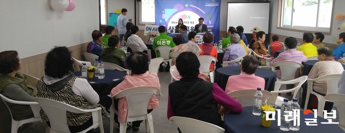 삼정승고을희망메아리 방송을 이은방 북구청장 예비후보, 김재찬 시의원 예비후보, 김정원, 김영순, 최기영 북구의원 예비후보들이 지역주민들과 함께 방송을 지켜보고 있다. / 사진=이중래 기자
