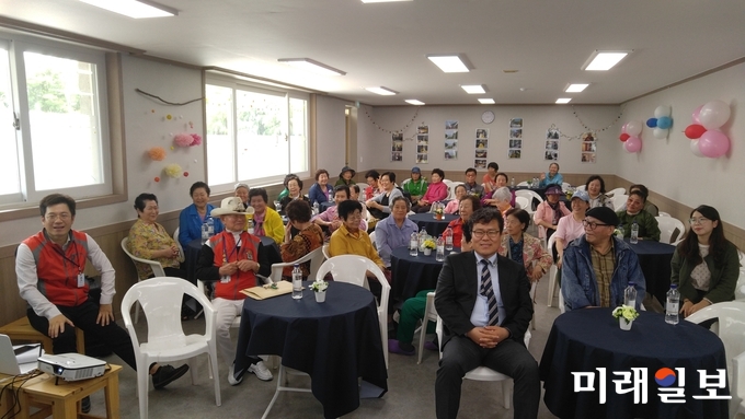 두암종합사회복지관 장주동 관장이 삼정승고을희망메아리 공개방송을 지역주민들과 함께 지켜보고 있다. / 사진=이중래 기자