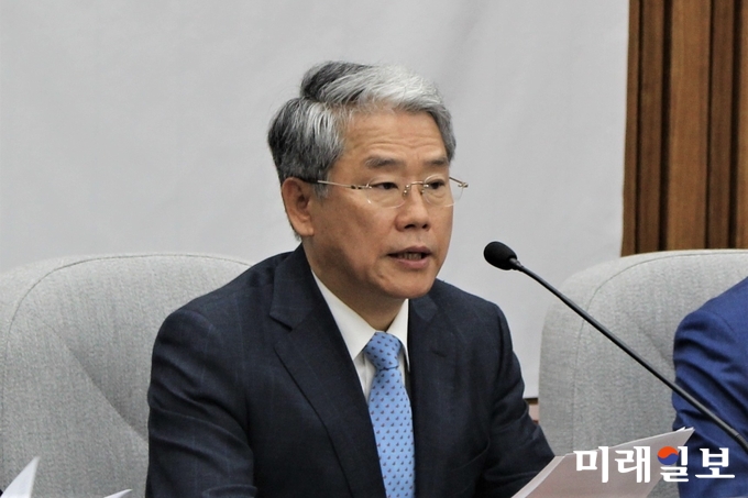 김동철 바른미래당 원내대표가 3일 오전 국회에서 열린 의원총회에서 모두발언을 하고 있다./사진=김정현 기자