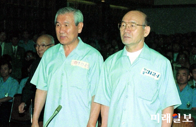 1996년 8월 26일 오전 12·12 및 5·18 사건 선고공판이 열린 서울지법 417호 대법정에 출두하고 있는 전두환(오른쪽)·노태우 전 대통령./사진=5·18기념재단 제공