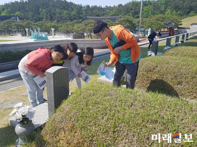 광주 문흥초등학교 학생들의 오월길 행사의 하나로 5.18 민주묘역을 둘러보고 있는 모습 / 사진=광주시교육청 제공
