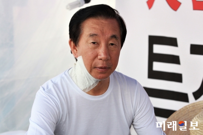 김성태 자유한국당 원내대표가 7일 오후 서울 여의도 국회에서 열린 비상 의원총회를 마치고 나서 5일째 단식농성을 벌이고 있는 국회 본청 계단 앞 농성장에 돌아와 앉아있다./사진=장건섭 기자