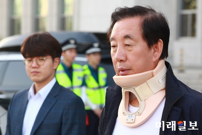 김성태 자유한국당 원내대표가 7일 오후 서울 여의도 국회에서 열린 비상 의원총회를 마치고 나서 5일째 단식농성을 벌이고 있는 국회 본청 계단 앞 농성장으로 향하고 있다./사진=장건섭 기자