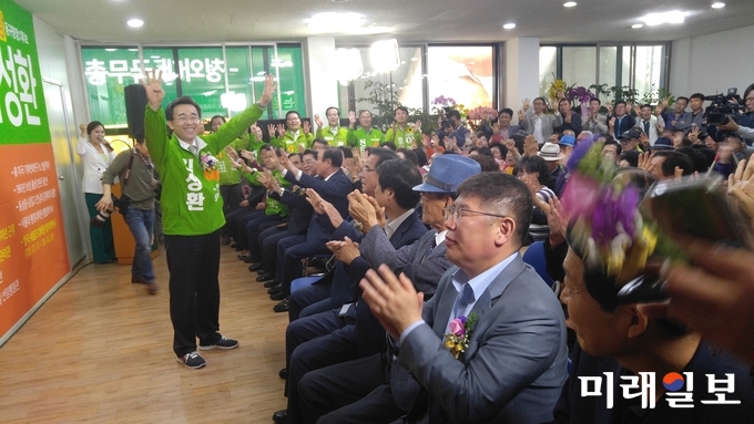 김성환 동구청장 예비후보가 지지자들의 환호에 호응하고 있다. / 사진=이중래 기자