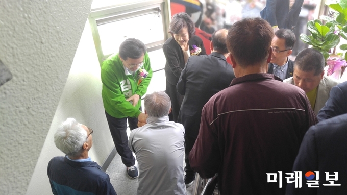 김성환 동구청장 예비후보가 통로계단에서 지지자들의 방문을 받고 인사하고 있다. / 사진=이중래 기자