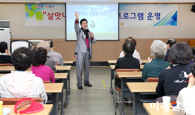 광주 동구가 치매걱정 없는 건강하고 행복한 동구만들기 일환으로 지역 맞춤형 치매예방 관리프로그램을 운영하고 있다. / 사진=동구청 제공
