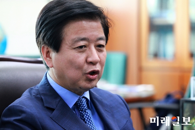 집권여당인 더불어민주당의 원내사령탑에 도전장을 던진 '3선'의 노웅래 의원이 8일 오전 국회의원회관에서 인터뷰에 응하고 있다./사진=장건섭 기자