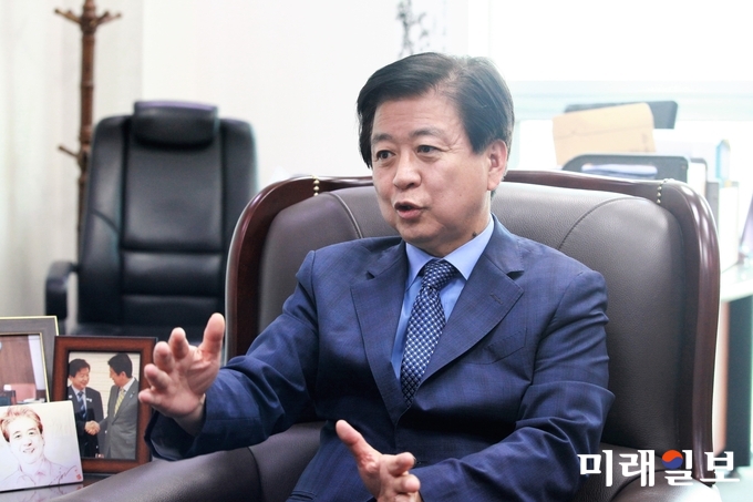 집권여당인 더불어민주당의 원내사령탑에 도전장을 던진 '3선'의 노웅래 의원이 8일 오전 국회의원회관에서 인터뷰에 응하고 있다./사진=장건섭 기자
