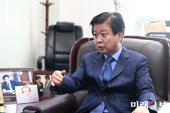 집권여당인 더불어민주당의 원내사령탑에 도전장을 던진 '3선'의 노웅래 의원이 8일 오전 국회의원회관에서 인터뷰에 응하고 있다./사진=장건섭 기자