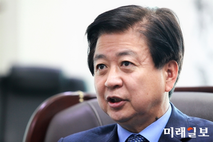 집권여당인 더불어민주당의 원내사령탑에 도전장을 던진 '3선'의 노웅래 의원이 8일 오전 국회의원회관에서 인터뷰에 응하고 있다./사진=장건섭 기자