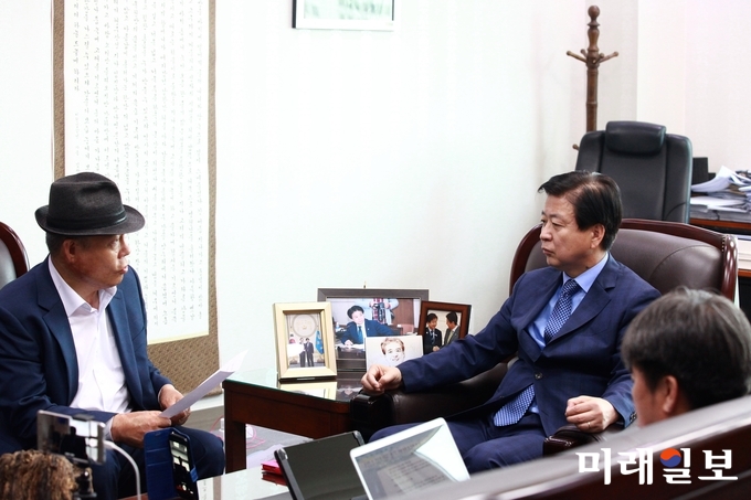 집권여당인 더불어민주당의 원내사령탑에 도전장을 던진 '3선'의 노웅래 의원이 8일 오전 국회의원회관에서 인터뷰에 응하고 있다./사진=장건섭 기자