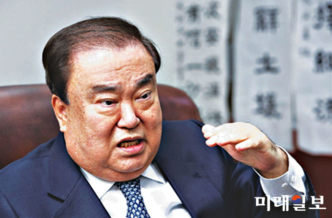 문희상 더불어민주당 의원이 8일 오후 서울 여의도 국회의원회관 문 의원 사무실에서 가진 인터뷰에서 취재진의 질문에 대답하고 있다./사진=인터넷언론인연대