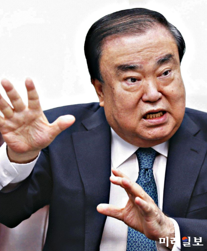 문희상 더불어민주당 의원이 8일 오후 서울 여의도 국회의원회관 문 의원 사무실에서 가진 인터뷰에서 취재진의 질문에 대답하고 있다./사진=인터넷언론인연대