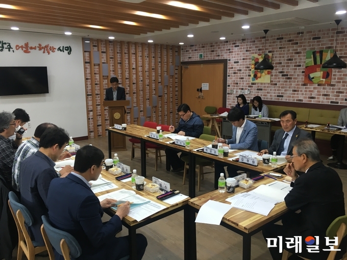 광주광역시는 지난 4월27일 시청 협업회의실에서 ‘민간전문가 혁신협의회’를 개최하고 혁신 실행계획안에 대한 행·재정, 시민참여, 열린·협력행정, 행정혁신 등에 대한 전문가 의견을 수렴했다. / 사진=광주시 제공