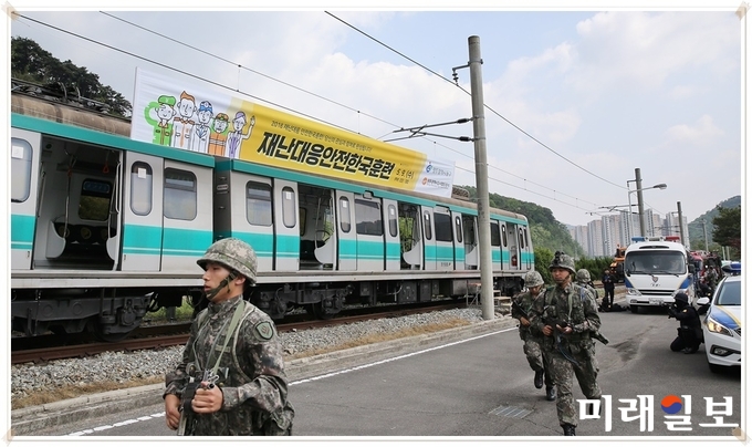 광주 동구가 2018년 재난대응 안전한국훈련 기간인 지난 9일 용산차량기지에서 지하철 복합재난 화재 발생 현장훈련을 실시했다. / 사진=동구청 제공