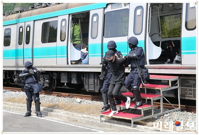 광주 동구가 2018년 재난대응 안전한국훈련 기간인 지난 9일 용산차량기지에서 지하철 복합재난 화재 발생 현장훈련을 실시했다. / 사진=동구청 제공