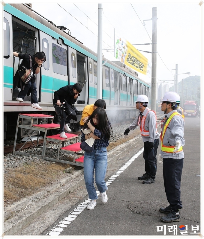 광주 동구가 2018년 재난대응 안전한국훈련 기간인 지난 9일 용산차량기지에서 지하철 복합재난 화재 발생 현장훈련을 실시했다. / 사진=동구청 제공