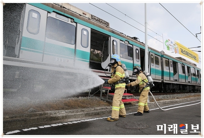광주 동구가 2018년 재난대응 안전한국훈련 기간인 지난 9일 용산차량기지에서 지하철 복합재난 화재 발생 현장훈련을 실시했다. / 사진=동구청 제공