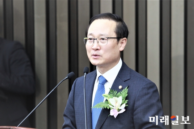 홍영표 더불어민주당 신임 원내대표가 11일 오전 열린 원내대표 선거에서 당선된 뒤 인사말을 하고 있다. /사진= 김정현 기자