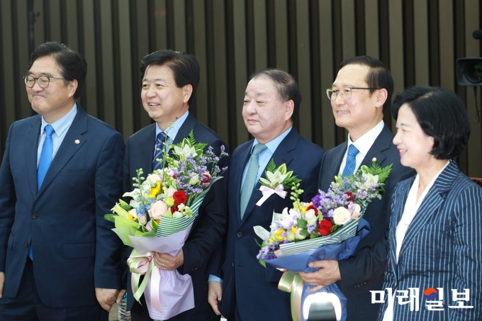 11일 오전 국회에서 더불어민주당 신임 원내대표에 선출된 더불어민주당 홍영표 의원(오른쪽 두번째)이 추미애 당대표, 노웅래 의원 등과 꽃다발을 들고 기념촬영을 하고 있다. /사진=김정현 기자