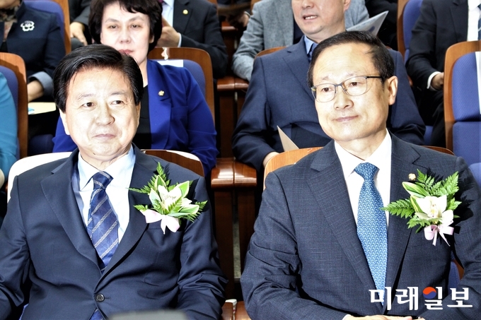 11일 오전 국회에서 열린 더불어민주당 원내대표 선출 의원총회에서 노웅래 의원(왼쪽)과 홍영표 의원이 같이 앉아 있다. / 사진= 김정현 기자