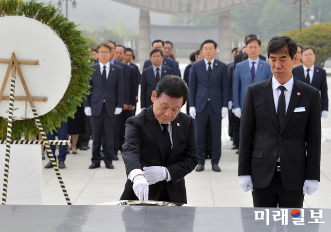 윤장현 광주광역시장과 시 간부공무원, 시의원, 공사·공단 주요간부들이 제38주년 5·18민주화운동을 기념일 앞두고 11일 오전 북구 운정동 국립5·18민주묘지를 찾아 참배하고 있다./사진=광주시 제공
