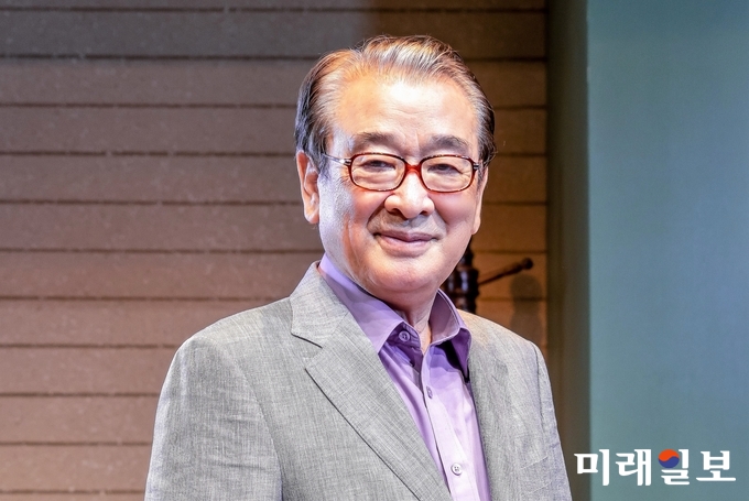 문화관광체육부로부터 11일 '2018 실버문화 홍보대사'로 위촉된 배우 이순재 씨./사진=문화체육관광부 제공