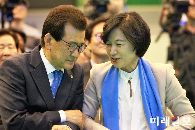 추미애 더불어민주당 대표와 이시종 충북지사가 10일 오후 충북 청주시 서원구 88올림픽국민생활관에서 열린 충북도당 6·13지방선거 필승결의대회에서 대화를 나누고 있다./사진=장건섭 기자