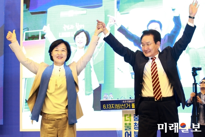 추미애 더불어민주당 대표와 충북 기초단체장 후보 등이 10일 오후 충북 청주시 서원구 88올림픽국민생활관에서 열린 충북도당 6·13지방선거 필승결의대회에서 필승을 다짐하고 있다./사진=장건섭 기자